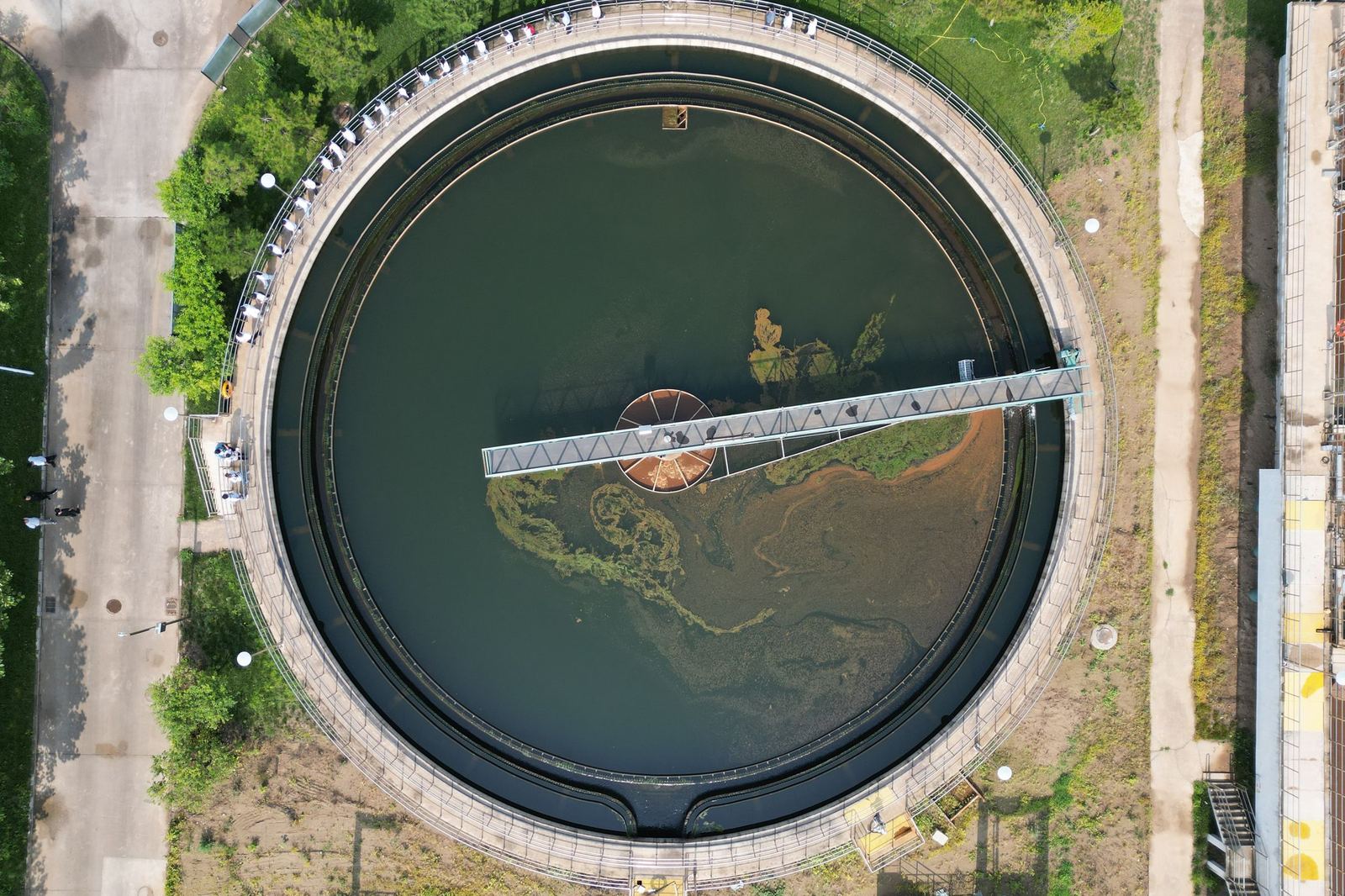 Bassin circulaire d'une station de traitement d'eau